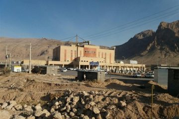 بیمارستانی که حیاط اش به محل عبور گوسفندان تبدیل شده است!