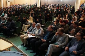 شبی طنز و فکاهی در استهبان برگزار شد